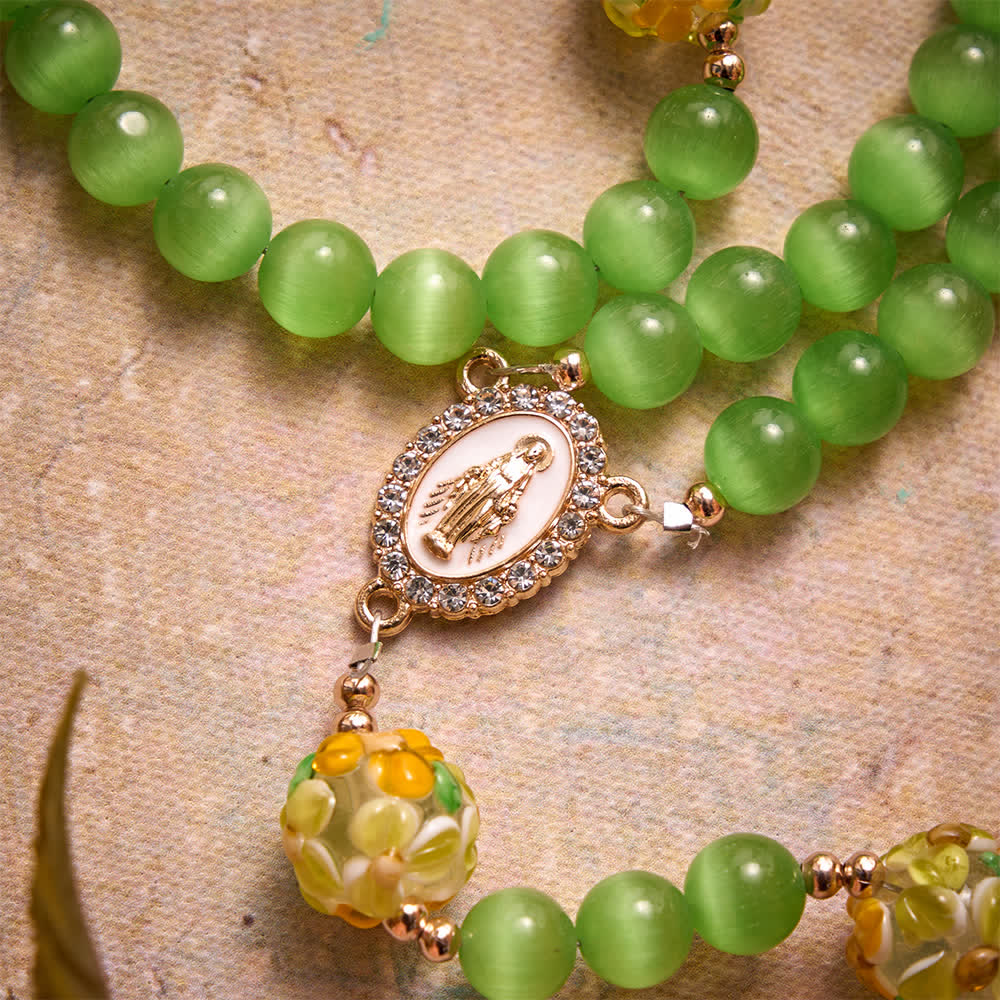 Christianartworkshop Rosario de piedra ojo de gato verde con cuentas de vidrio soplado con motivos florales: emblema de vibrantes bendiciones celestiales. - image 6