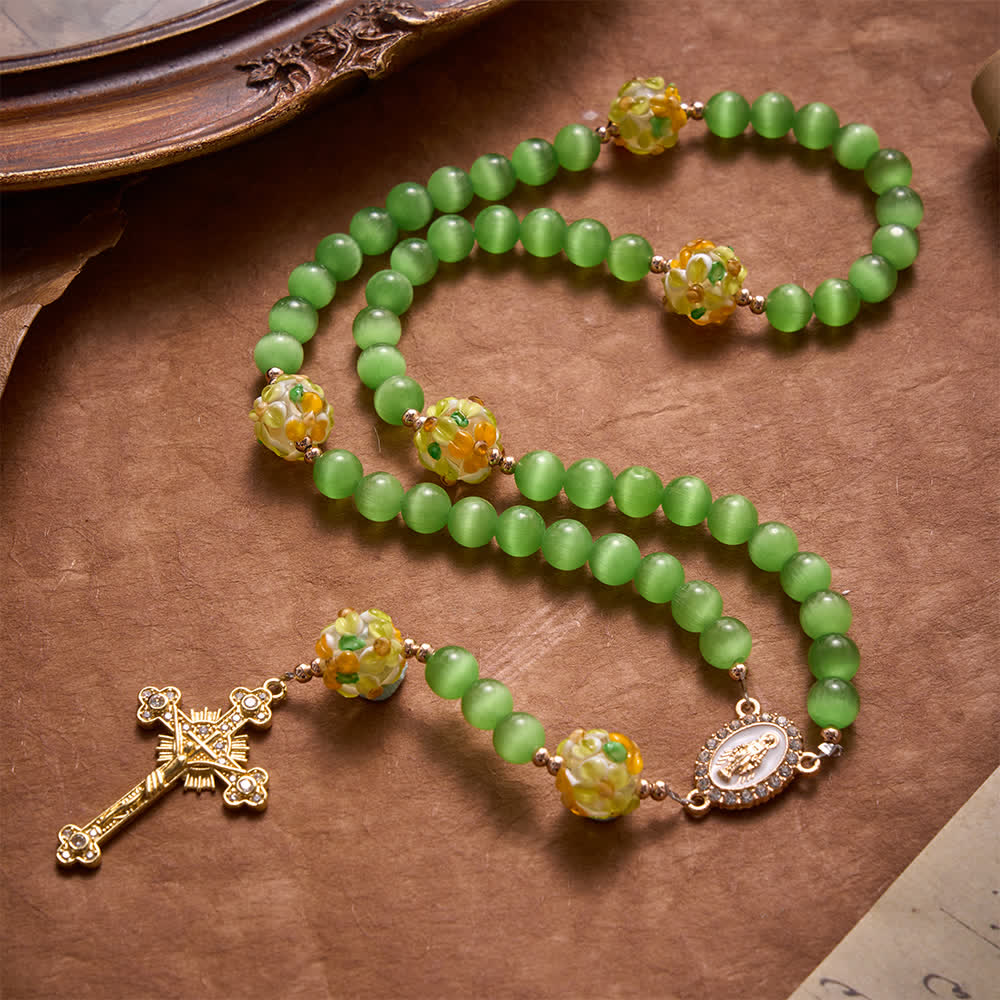 Christianartworkshop Rosario de piedra ojo de gato verde con cuentas de vidrio soplado con motivos florales: emblema de vibrantes bendiciones celestiales. - image 4