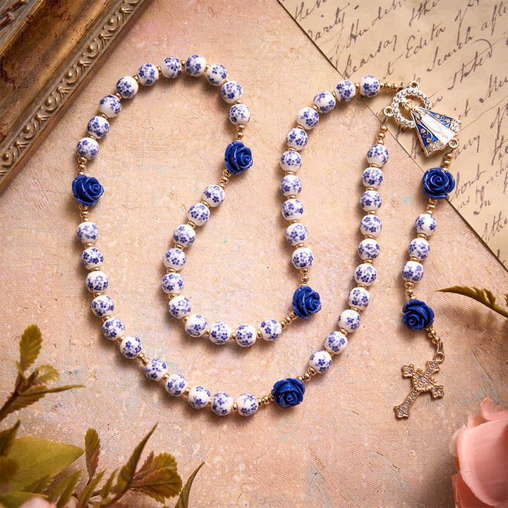 Christianartworkshop Rosario de cuentas de porcelana azul con adornos de rosas azules y medalla de Nuestra Señora de Aparecida. - image 2
