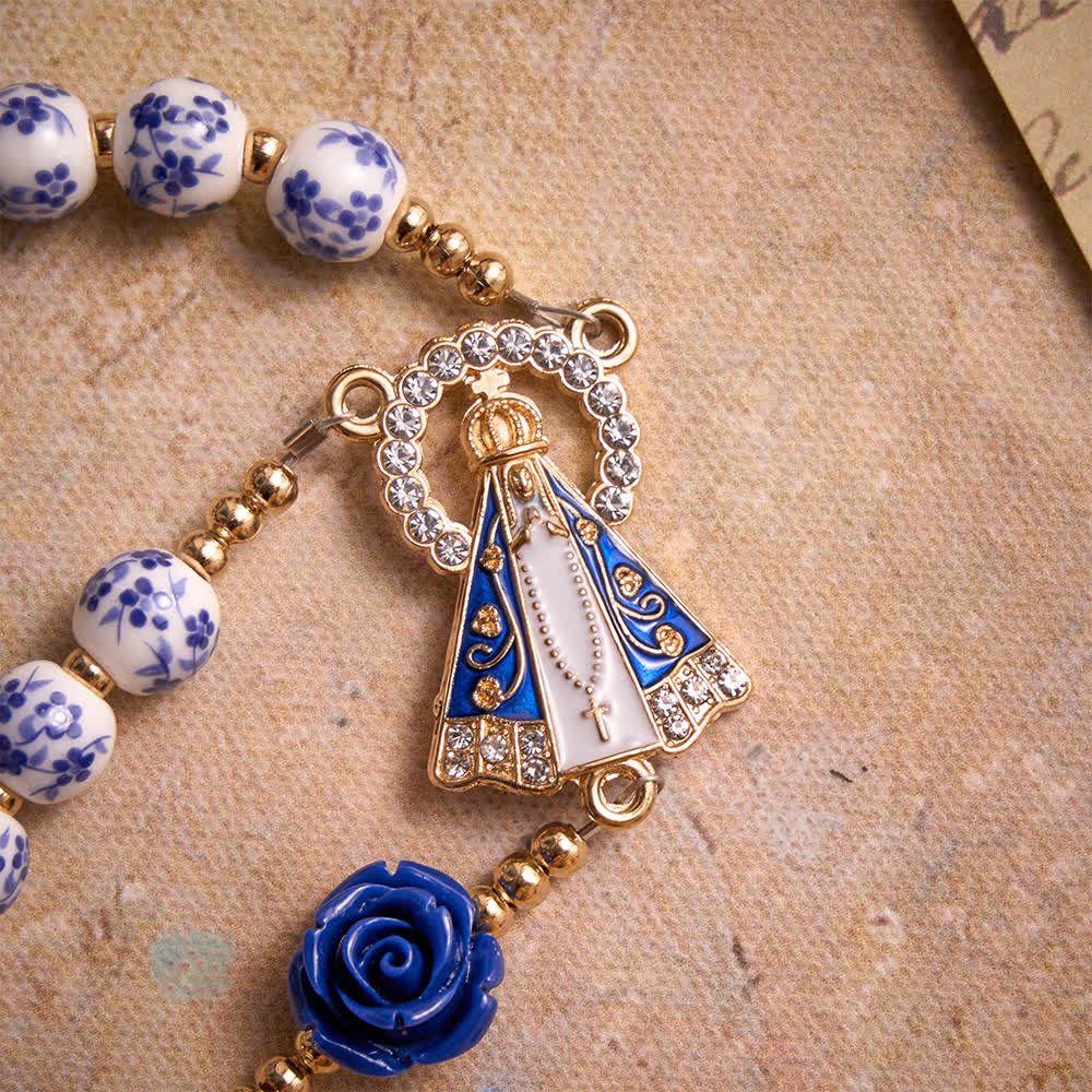 Christianartworkshop Rosario de cuentas de porcelana azul con adornos de rosas azules y medalla de Nuestra Señora de Aparecida. - image 6