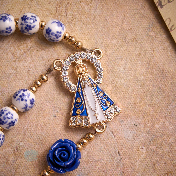 Christianartworkshop Rosario de cuentas de porcelana azul con adornos de rosas azules y medalla de Nuestra Señora de Aparecida. - image 6