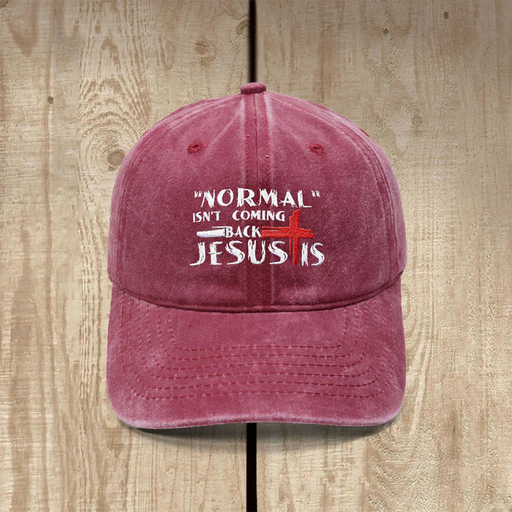 Christianartworkshop La normalidad no volverá. Jesús está en la cruz. Gorra clásica informal bordada con letras. - Vino - image 3
