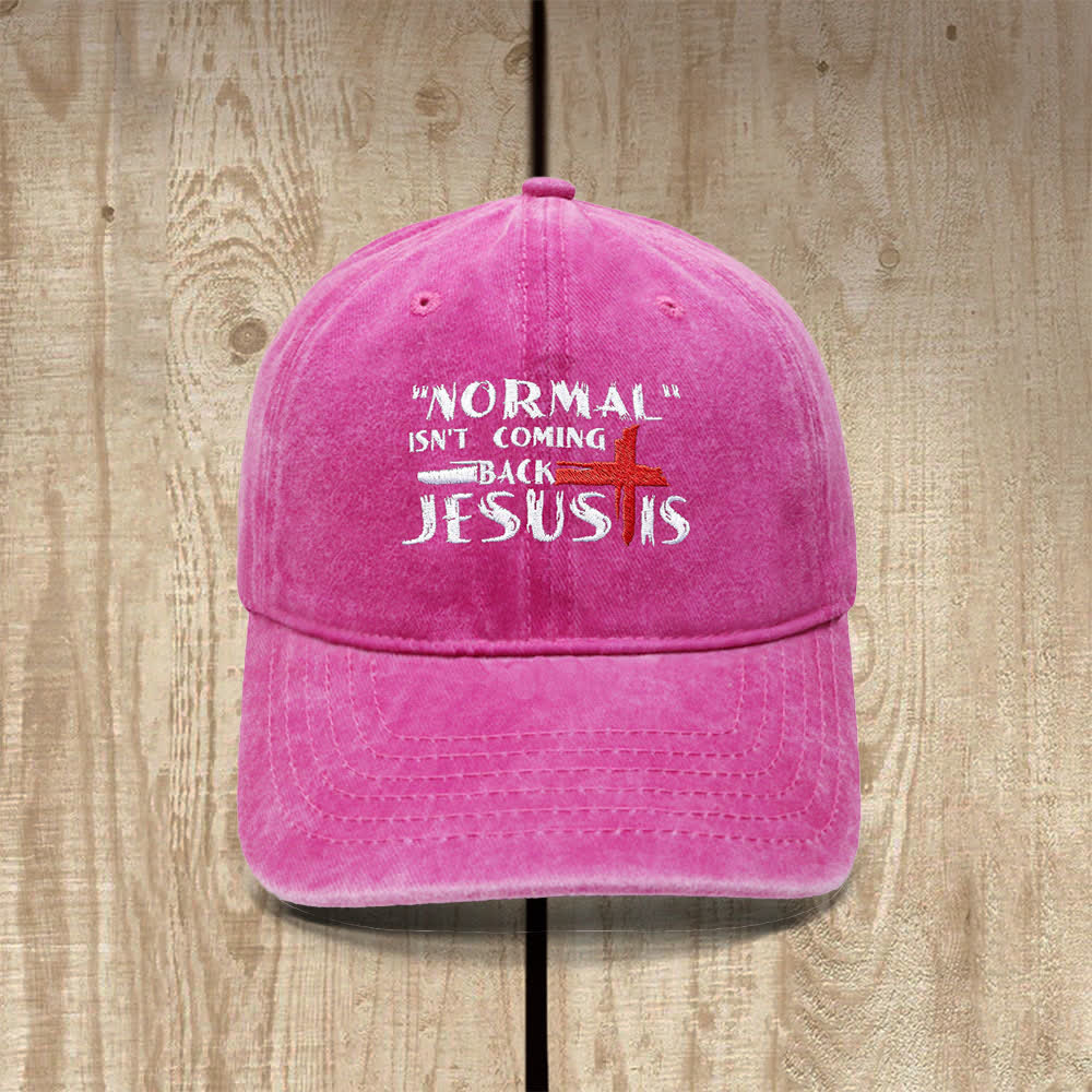 Christianartworkshop La normalidad no volverá. Jesús está en la cruz. Gorra clásica informal bordada con letras. - Fucsia - image 5