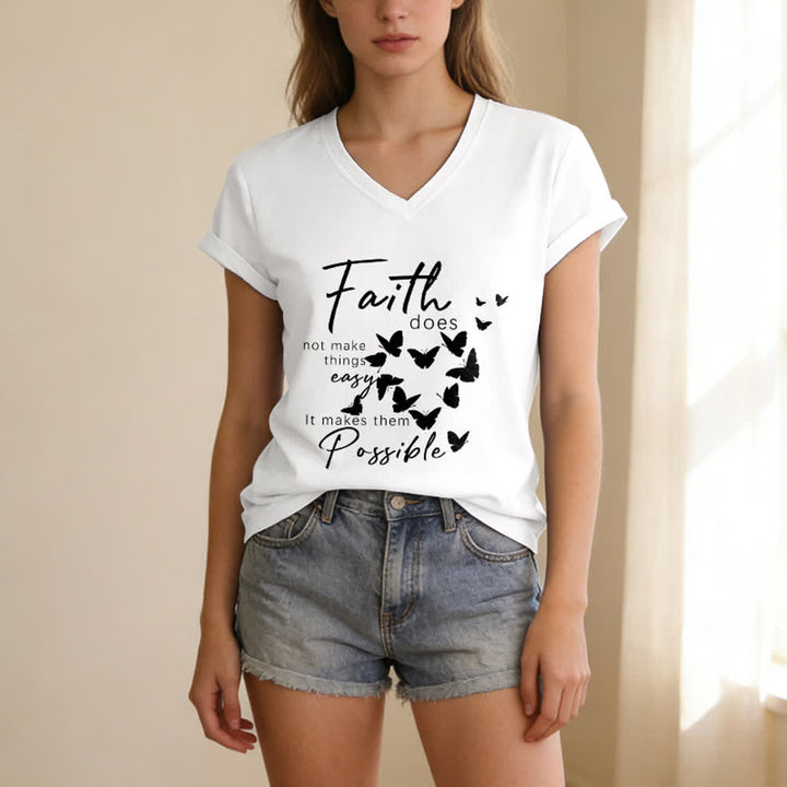 Christianartworkshop La fe no hace las cosas fáciles. Camiseta informal con cuello en V y estampado de mariposa. - image 3