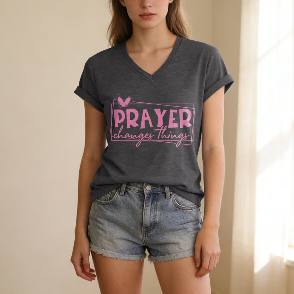 Christianartworkshop Camiseta informal con cuello en V y estampado de corazón "La oración cambia las cosas" - image 1