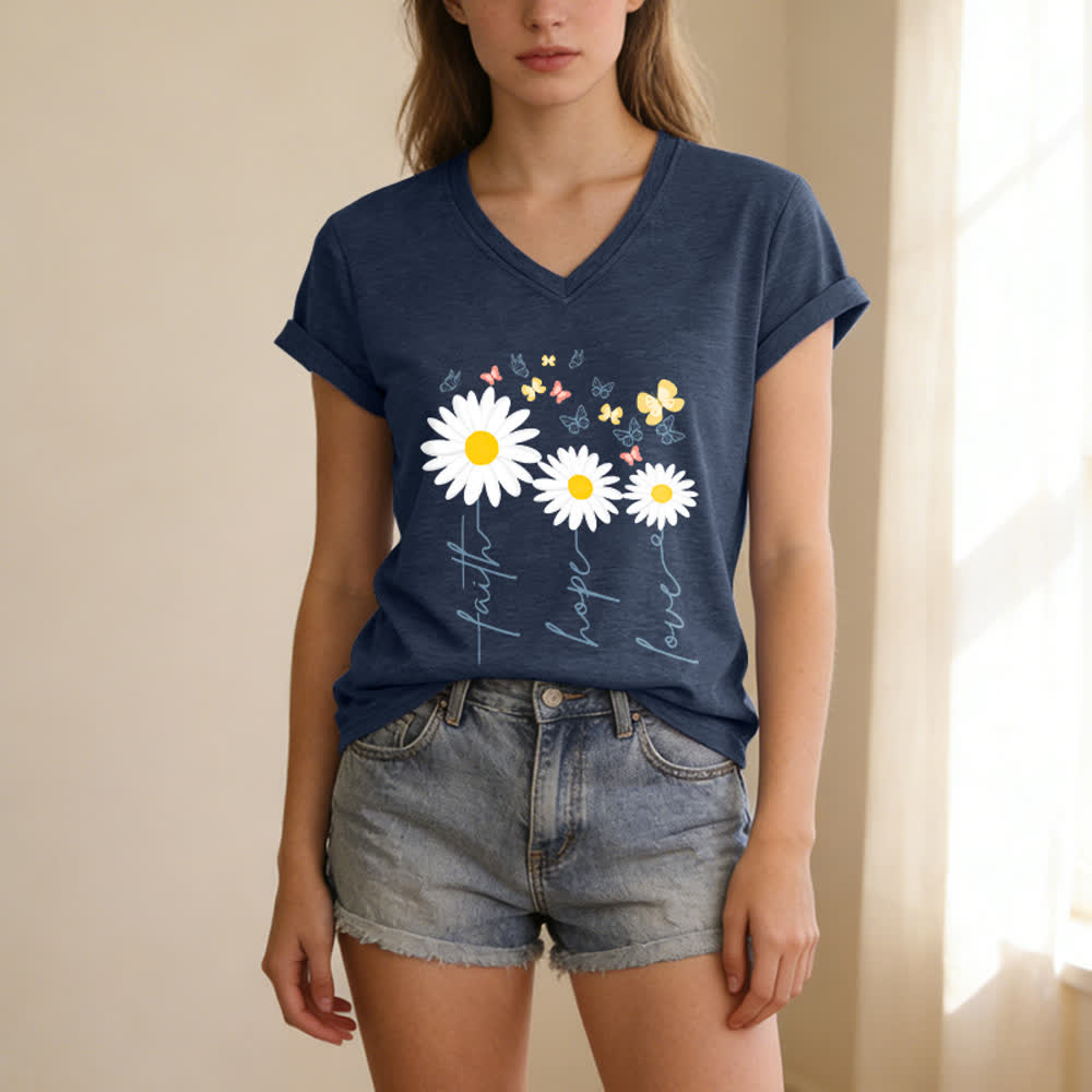 Christianartworkshop Camiseta informal con cuello en V y estampado floral de margaritas y mariposas "Fe, Esperanza, Amor". - image 11