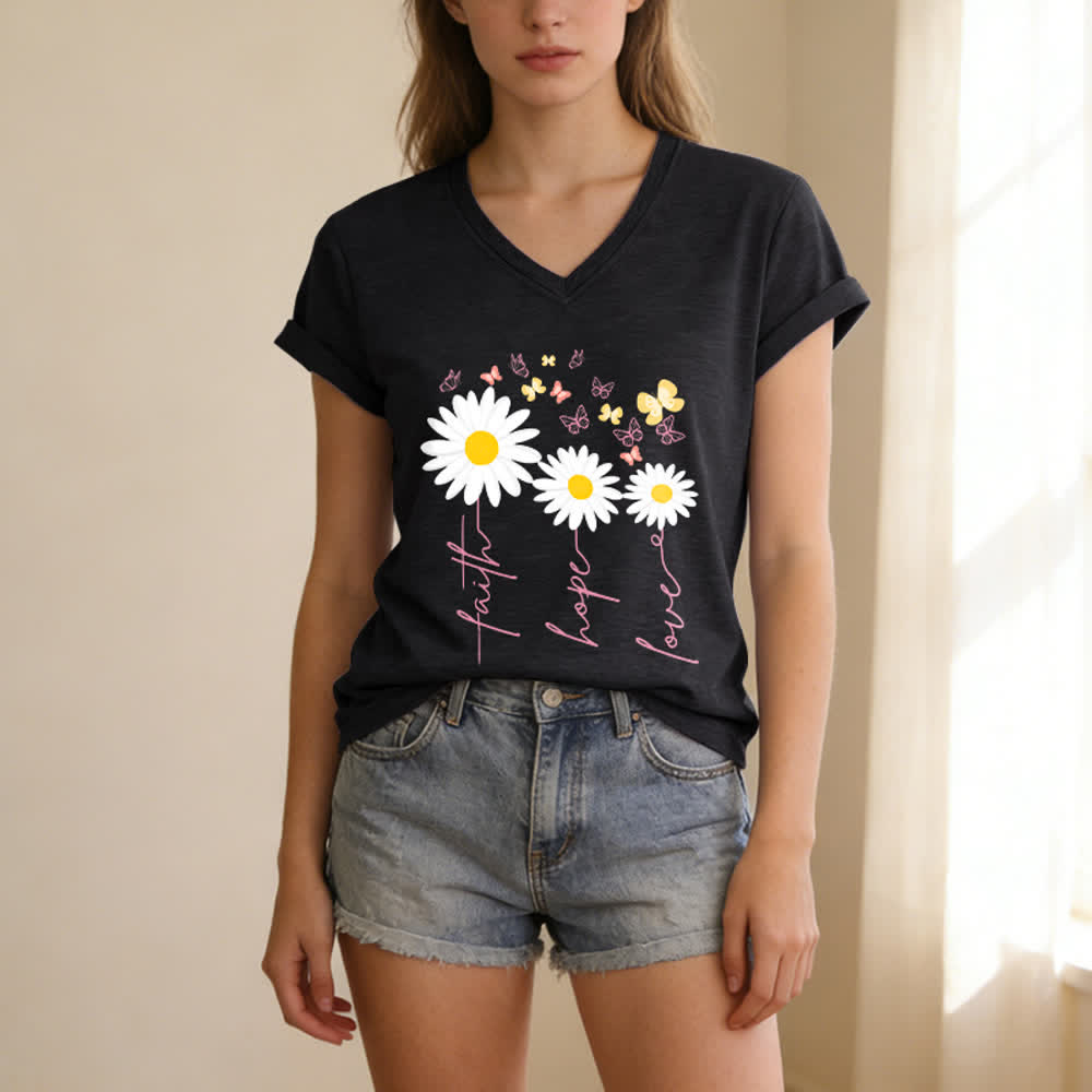 Christianartworkshop Camiseta informal con cuello en V y estampado floral de margaritas y mariposas "Fe, Esperanza, Amor". - image 15
