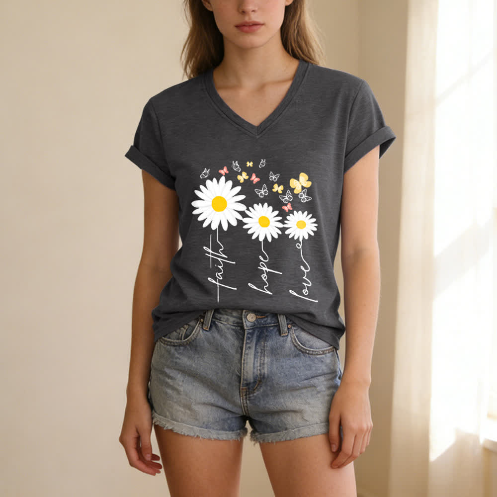 Christianartworkshop Camiseta informal con cuello en V y estampado floral de margaritas y mariposas "Fe, Esperanza, Amor". - image 7