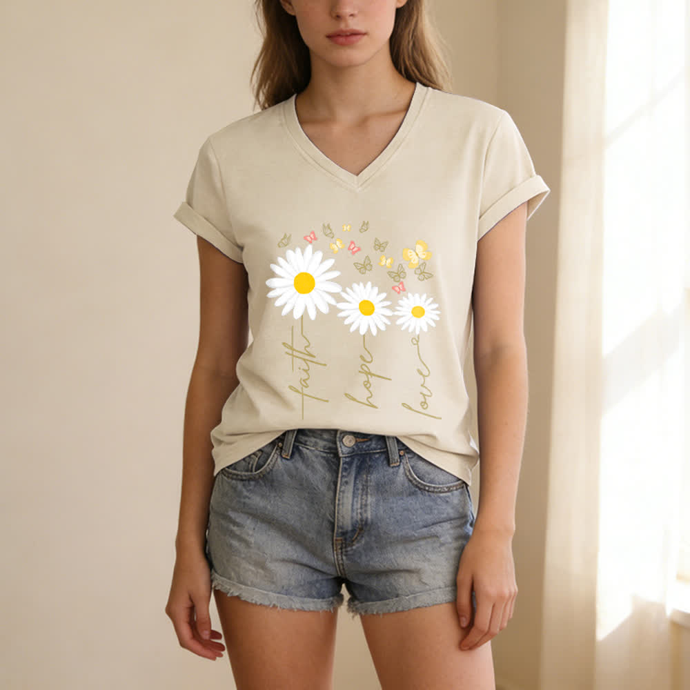 Christianartworkshop Camiseta informal con cuello en V y estampado floral de margaritas y mariposas "Fe, Esperanza, Amor". - image 3