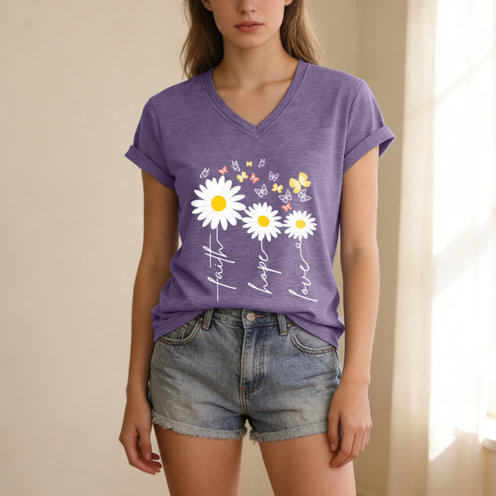 Christianartworkshop Camiseta informal con cuello en V y estampado floral de margaritas y mariposas "Fe, Esperanza, Amor". - image 1