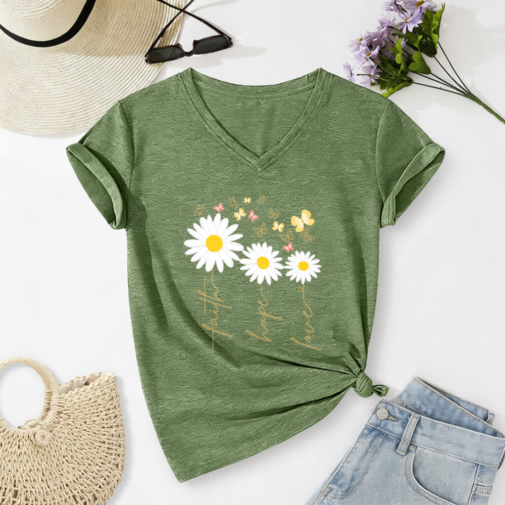 Christianartworkshop Camiseta informal con cuello en V y estampado floral de margaritas y mariposas "Fe, Esperanza, Amor". - Verde oliva - 2XL - image 8