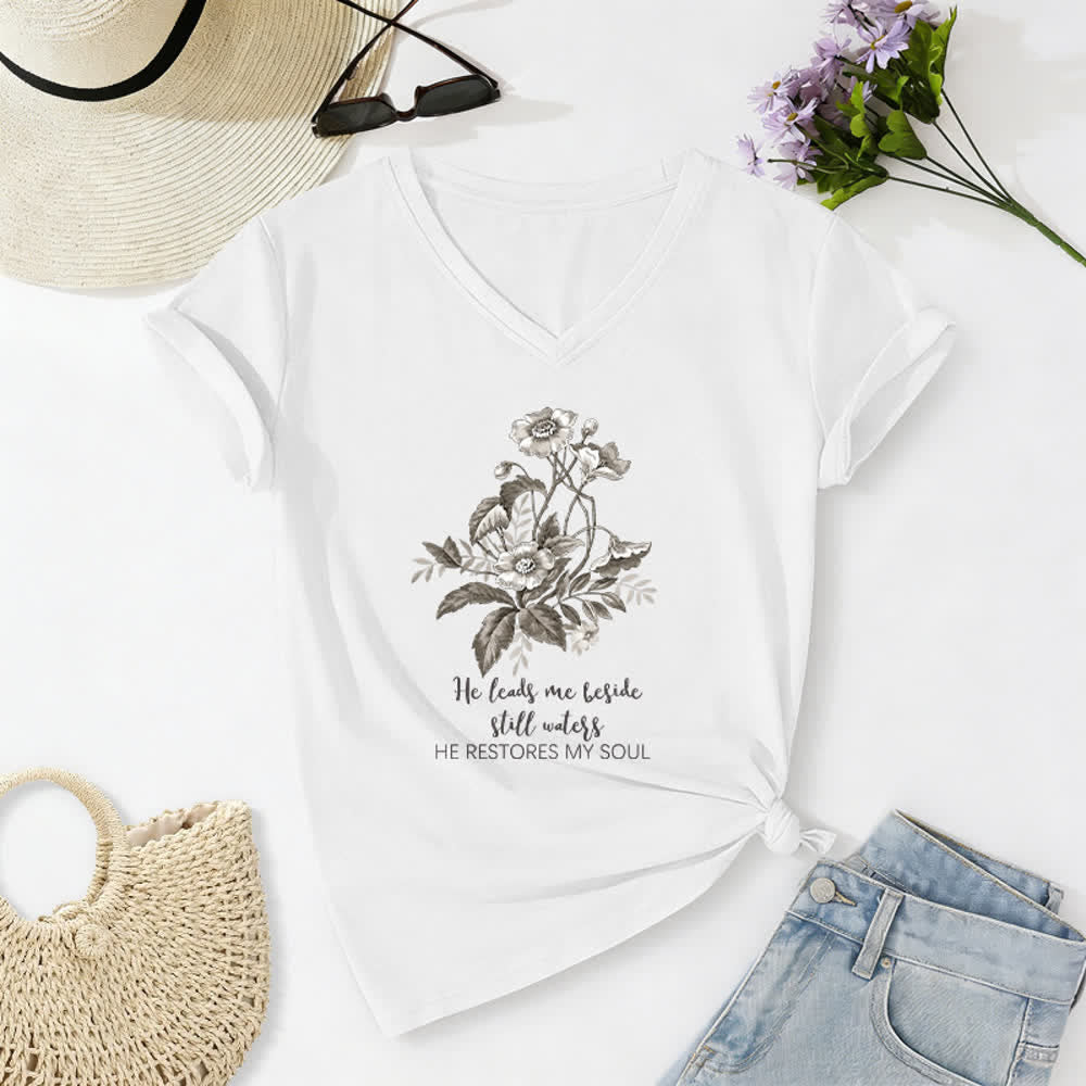 Christianartworkshop Camiseta informal con cuello en V y estampado floral "He Leads Me Beside Still Waters" - Blanco - 2XL - image 4