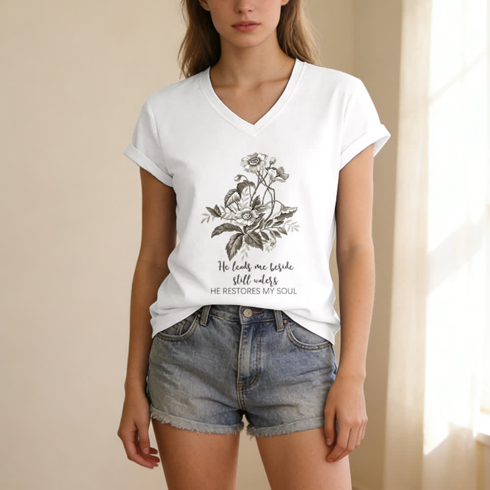 Christianartworkshop Camiseta informal con cuello en V y estampado floral "He Leads Me Beside Still Waters" - image 5