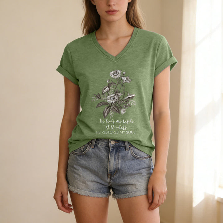 Christianartworkshop Camiseta informal con cuello en V y estampado floral "He Leads Me Beside Still Waters" - image 9