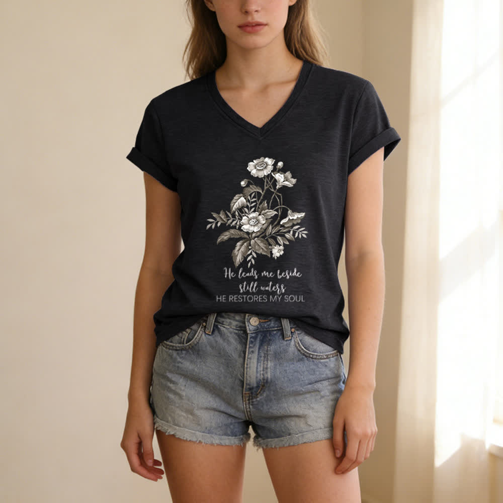Christianartworkshop Camiseta informal con cuello en V y estampado floral "He Leads Me Beside Still Waters" - image 15
