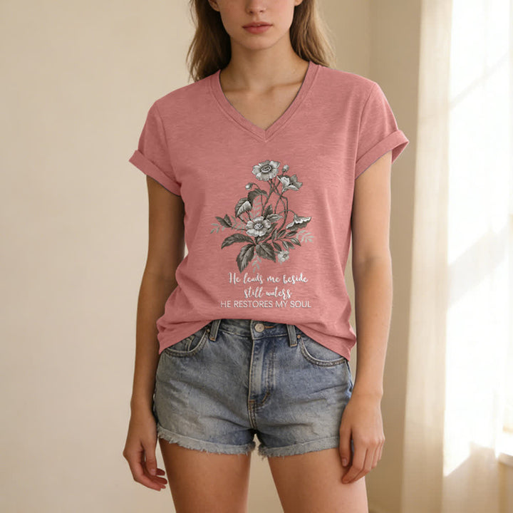Christianartworkshop Camiseta informal con cuello en V y estampado floral "He Leads Me Beside Still Waters" - image 21