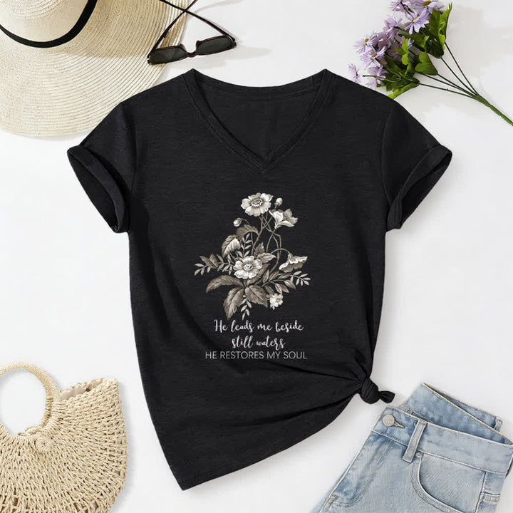 Christianartworkshop Camiseta informal con cuello en V y estampado floral "He Leads Me Beside Still Waters" - Negro - 2XL - image 14