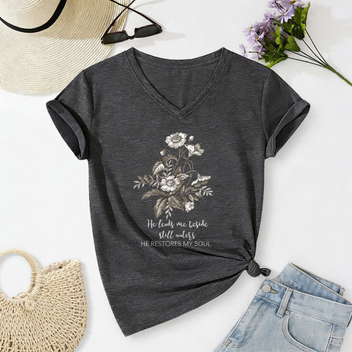 Christianartworkshop Camiseta informal con cuello en V y estampado floral "He Leads Me Beside Still Waters" - Gris oscuro - 2XL - image 6