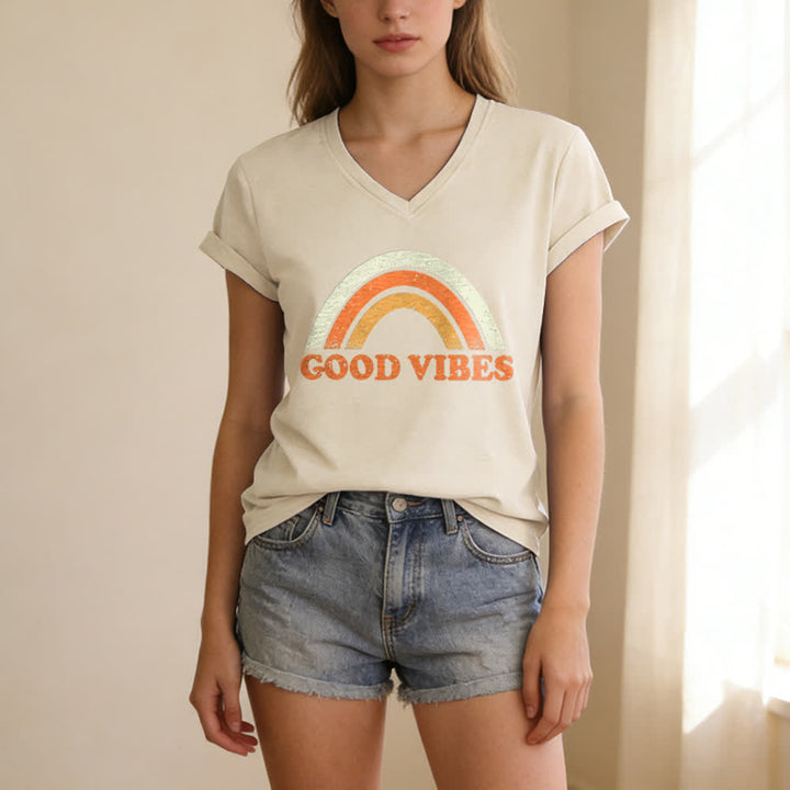 Christianartworkshop Camiseta de cuello en V para mujer Good Vibes Retro Rainbow Heather - image 3