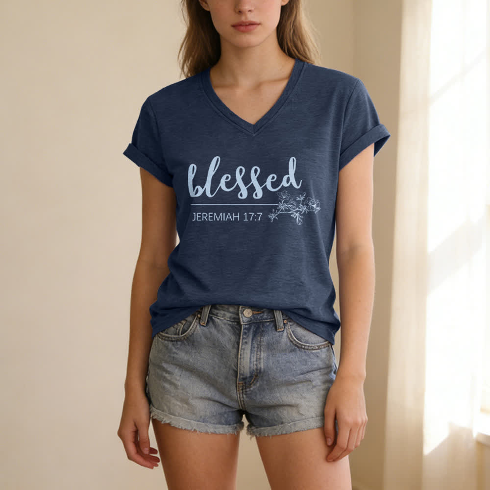 Christianartworkshop Bendito Jeremías 17:7 Camiseta de mujer azul marino con cuello en V y estampado floral - image 1