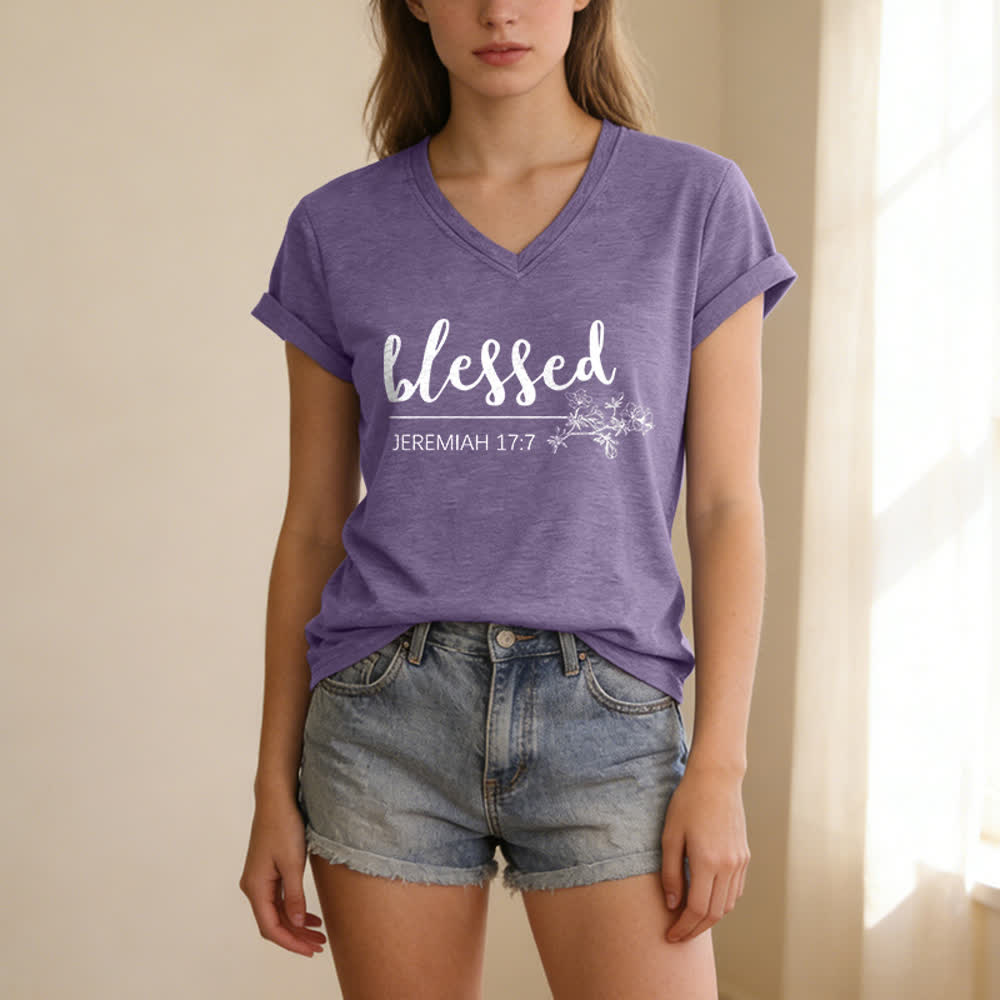 Christianartworkshop Bendito Jeremías 17:7 Camiseta de mujer azul marino con cuello en V y estampado floral - image 17