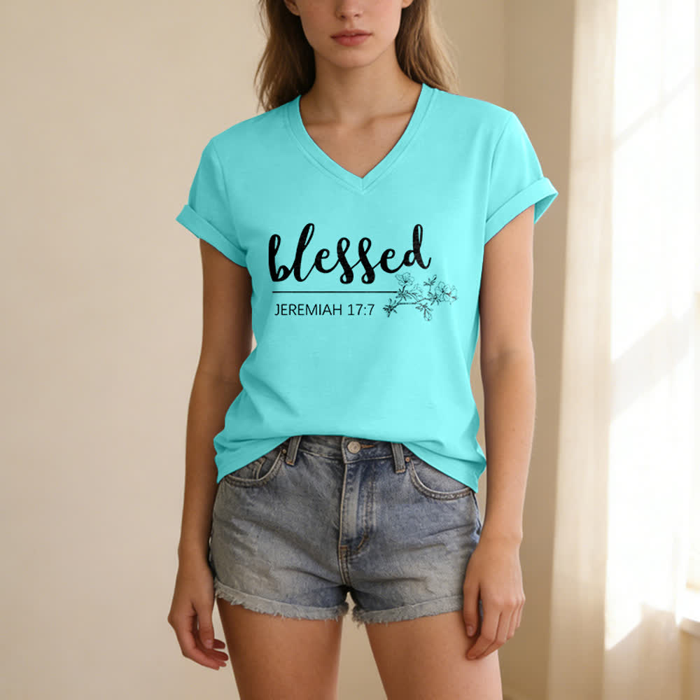 Christianartworkshop Bendito Jeremías 17:7 Camiseta de mujer azul marino con cuello en V y estampado floral - image 21