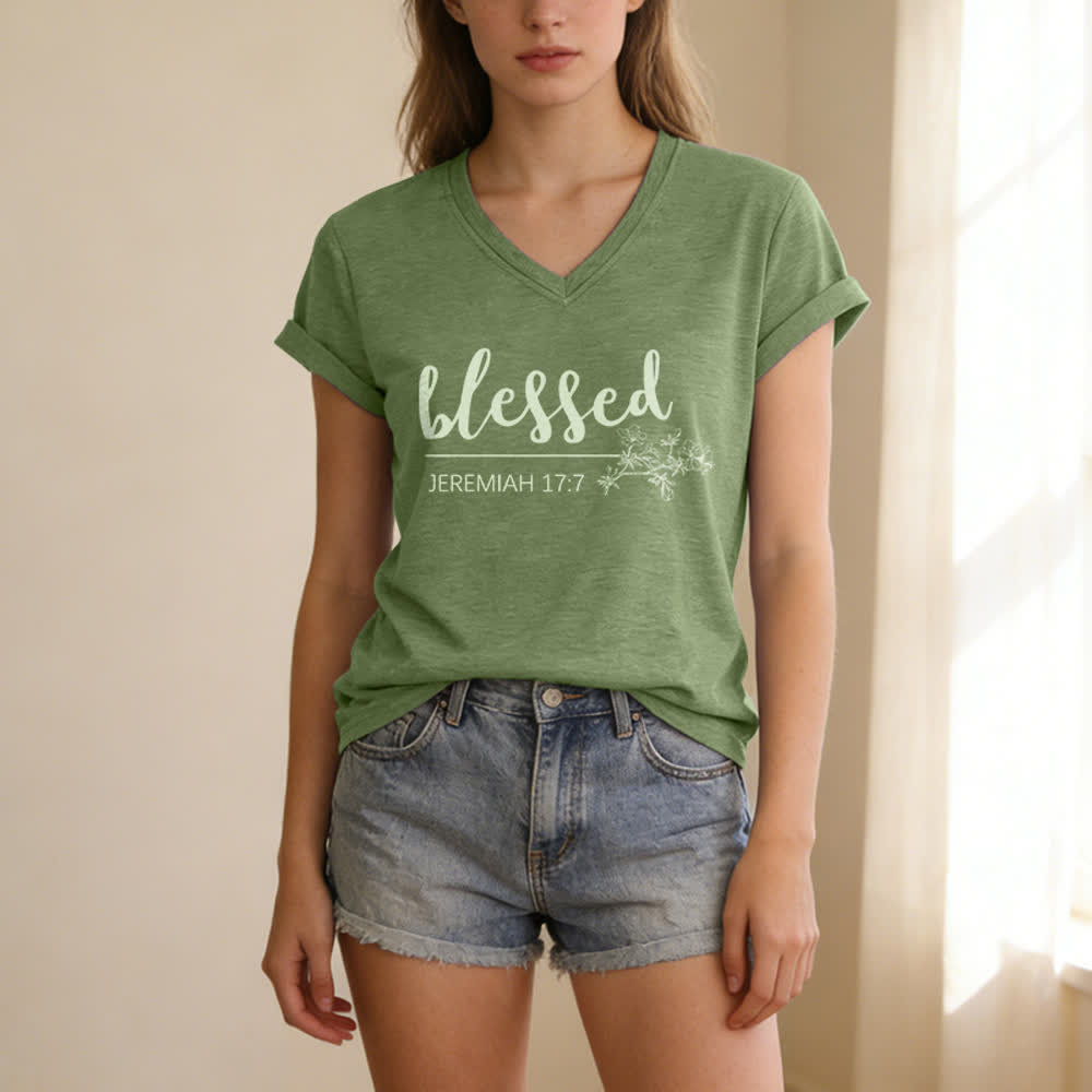 Christianartworkshop Bendito Jeremías 17:7 Camiseta de mujer azul marino con cuello en V y estampado floral - image 9