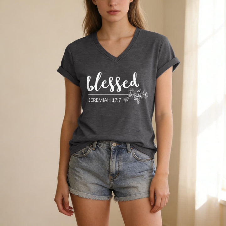 Christianartworkshop Bendito Jeremías 17:7 Camiseta de mujer azul marino con cuello en V y estampado floral - image 7
