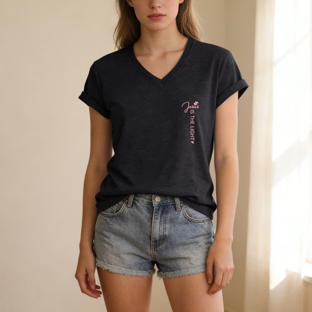 Christianartworkshop Camiseta informal con cuello en V y estampado floral "Jesús es la luz" a doble cara. Camina por fe, no por vista. - image 27