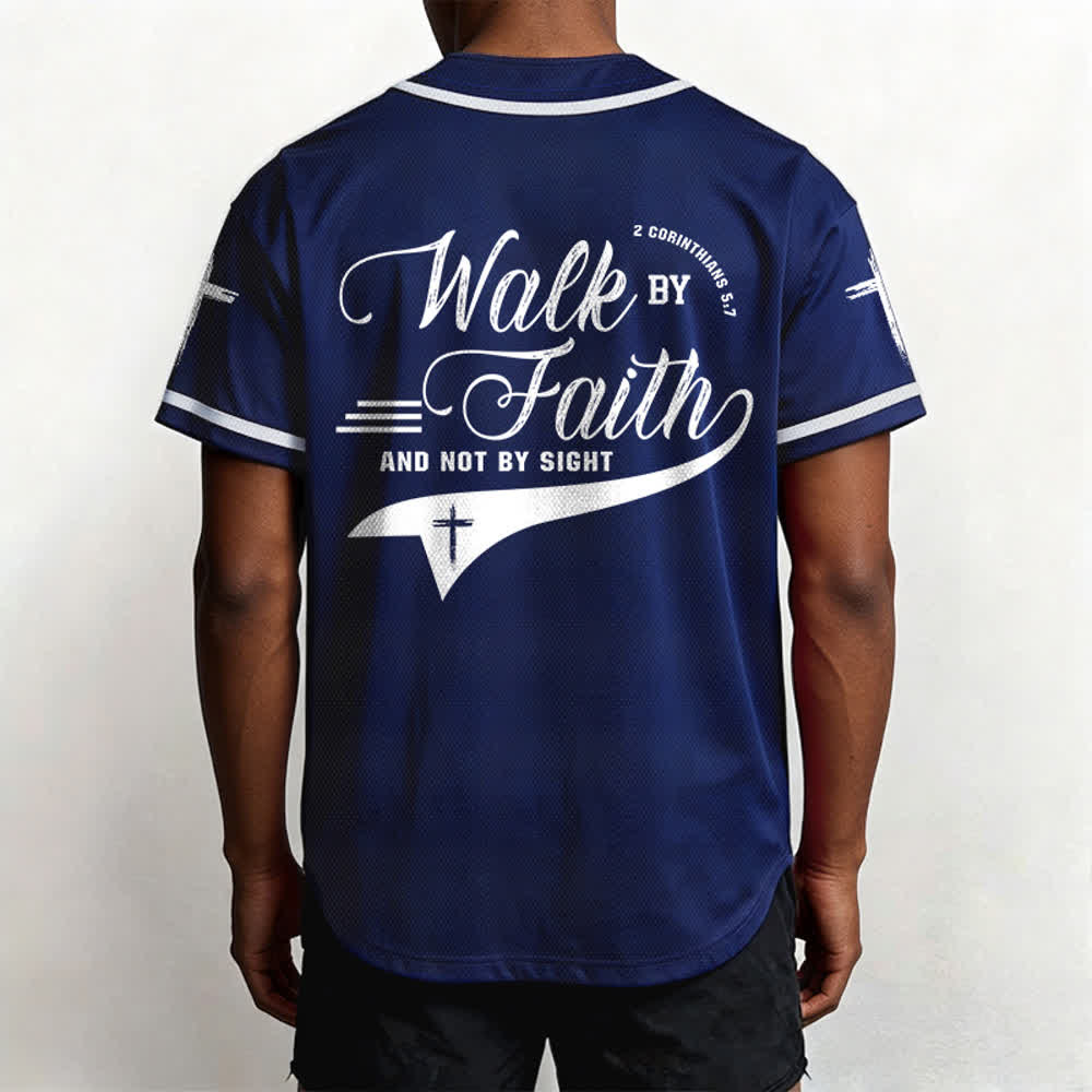 Christianartworkshop 2 Corintios 5:7 “Andad por fe y no por vista” Camiseta de béisbol con la frase de la cruz - image 4