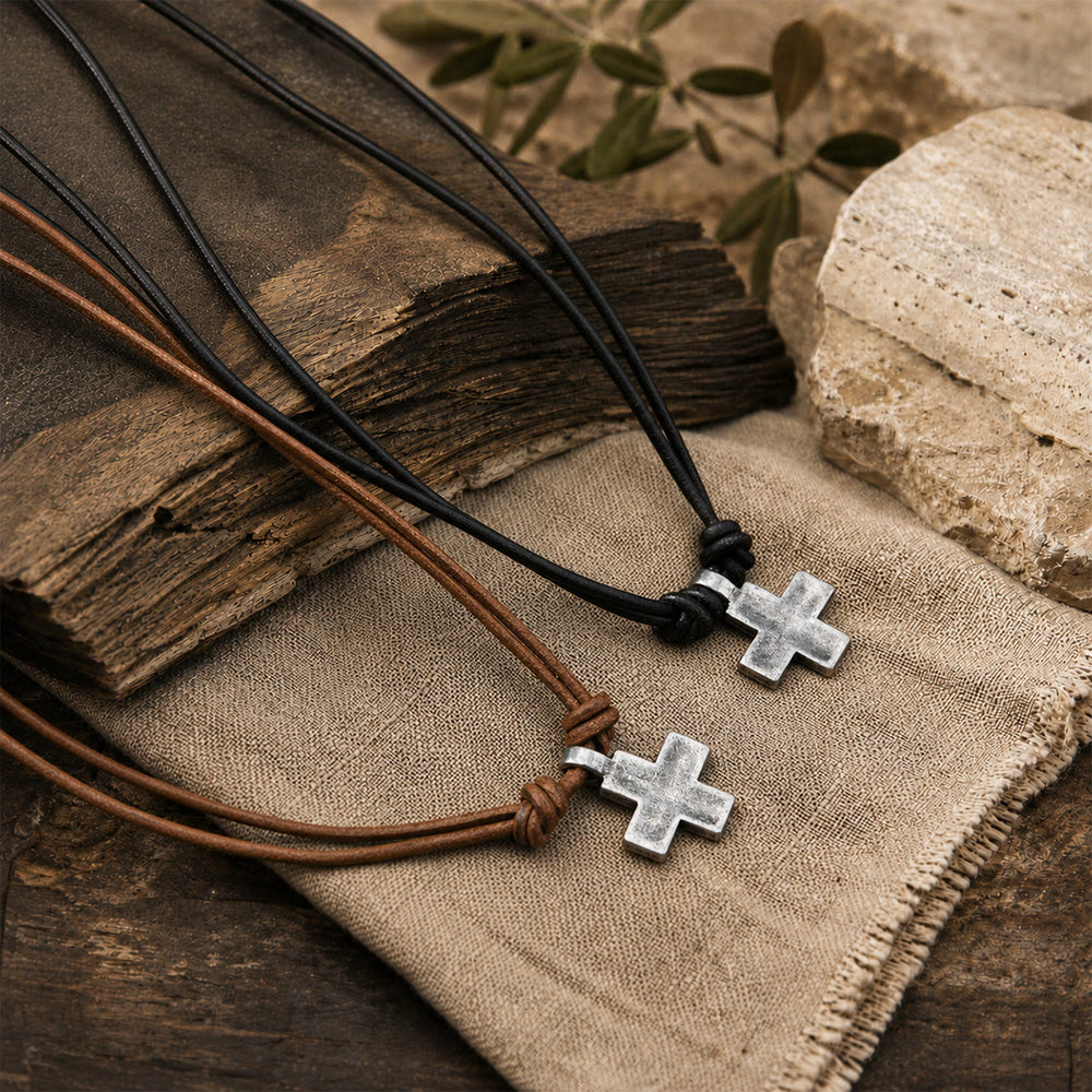 Collar con cordón de cuero y cruz envejecida de Christianartworkshop : Símbolo de la gracia celestial eterna. - image 1