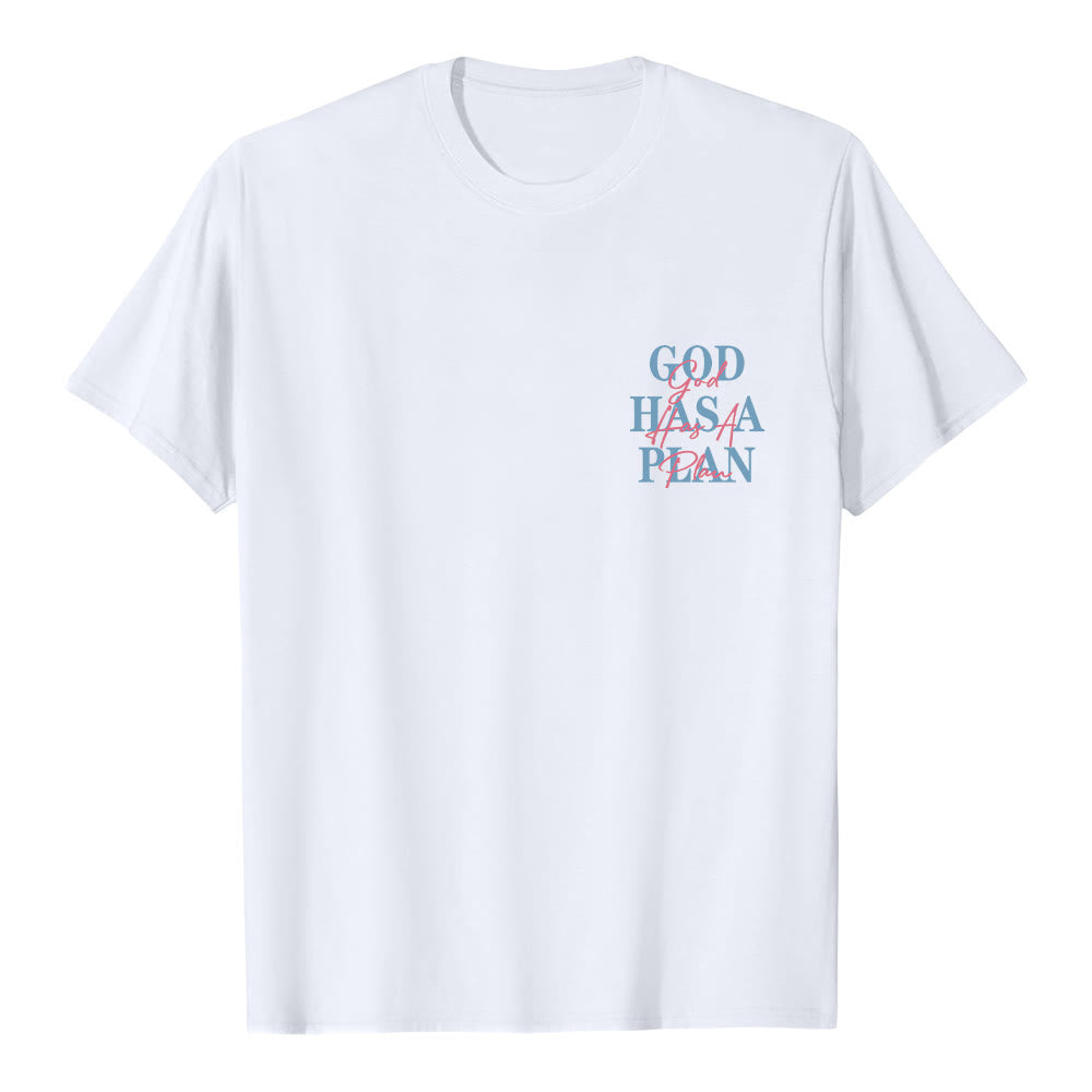 Christianartworkshop Camiseta clásica con estampado de letras a doble cara "Dios tiene un plan" - image 8