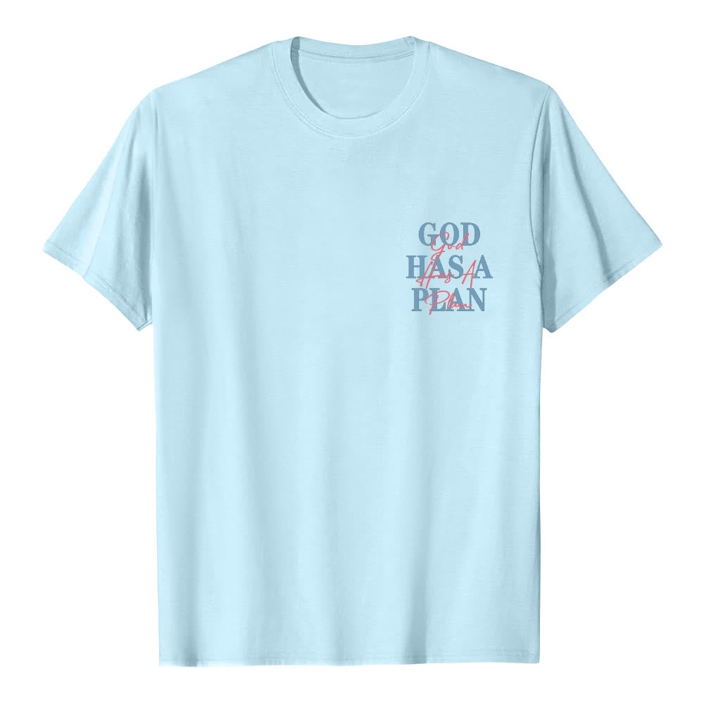 Christianartworkshop Camiseta clásica con estampado de letras a doble cara "Dios tiene un plan" - image 23