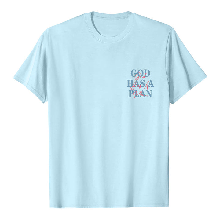 Christianartworkshop Camiseta clásica con estampado de letras a doble cara "Dios tiene un plan" - image 23