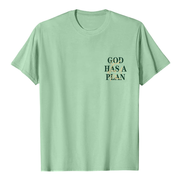 Christianartworkshop Camiseta clásica con estampado de letras a doble cara "Dios tiene un plan" - image 5