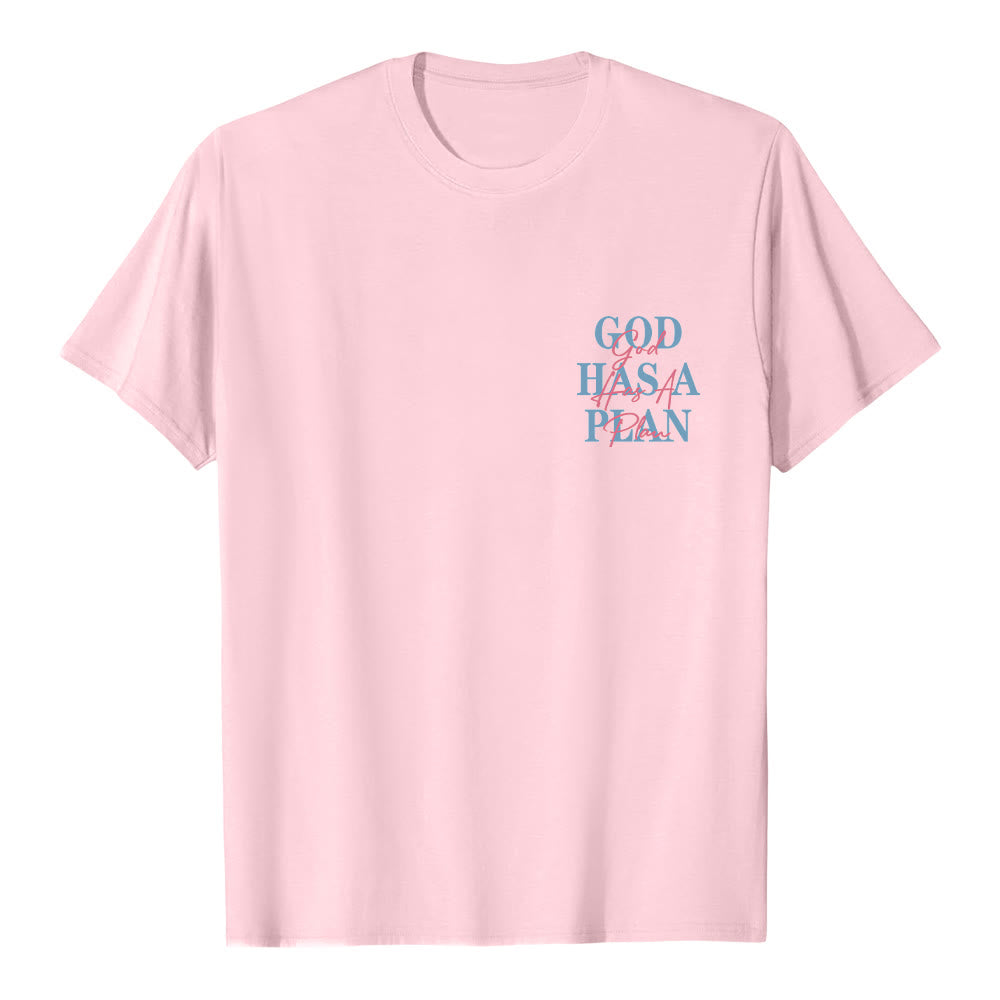 Christianartworkshop Camiseta clásica con estampado de letras a doble cara "Dios tiene un plan" - image 2