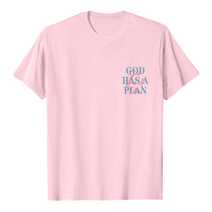 Christianartworkshop Camiseta clásica con estampado de letras a doble cara "Dios tiene un plan" - image 2