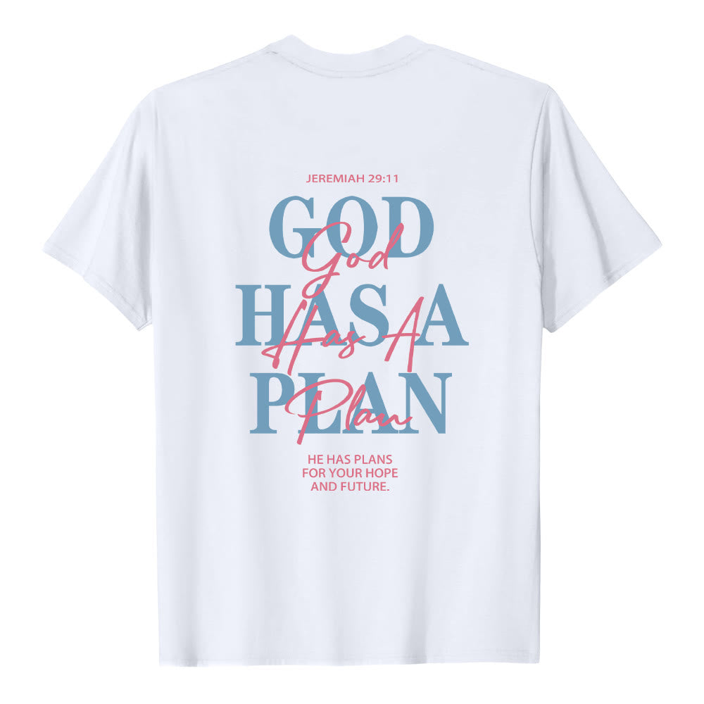 Christianartworkshop Camiseta clásica con estampado de letras a doble cara "Dios tiene un plan" - image 7