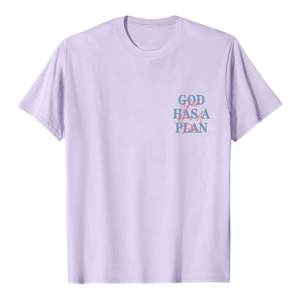 Christianartworkshop Camiseta clásica con estampado de letras a doble cara "Dios tiene un plan" - image 26