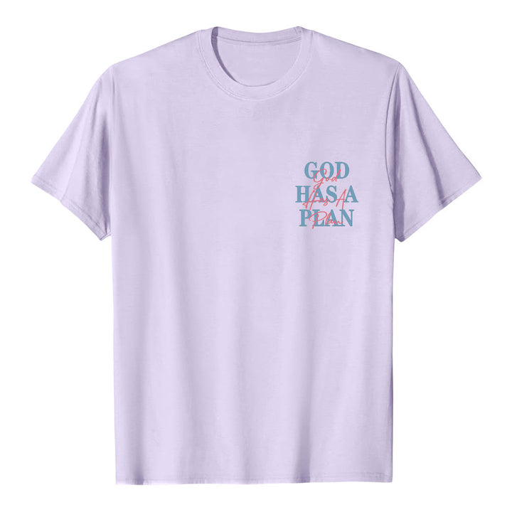 Christianartworkshop Camiseta clásica con estampado de letras a doble cara "Dios tiene un plan" - image 26