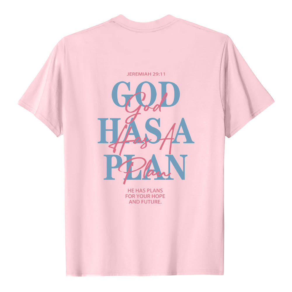 Christianartworkshop Camiseta clásica con estampado de letras a doble cara "Dios tiene un plan" - image 1