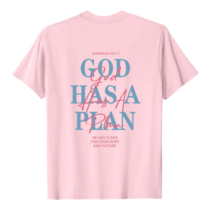 Christianartworkshop Camiseta clásica con estampado de letras a doble cara "Dios tiene un plan" - image 1