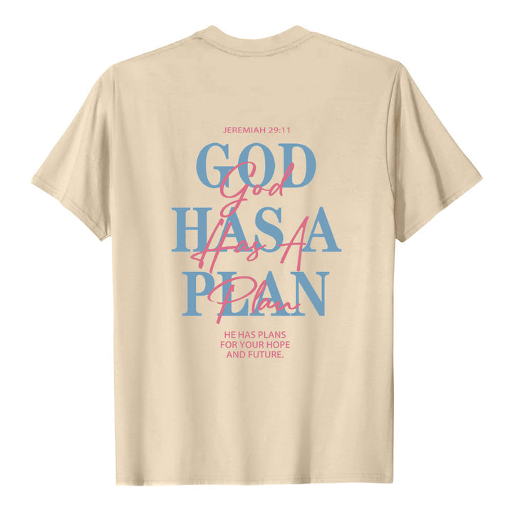 Christianartworkshop Camiseta clásica con estampado de letras a doble cara "Dios tiene un plan" - image 10