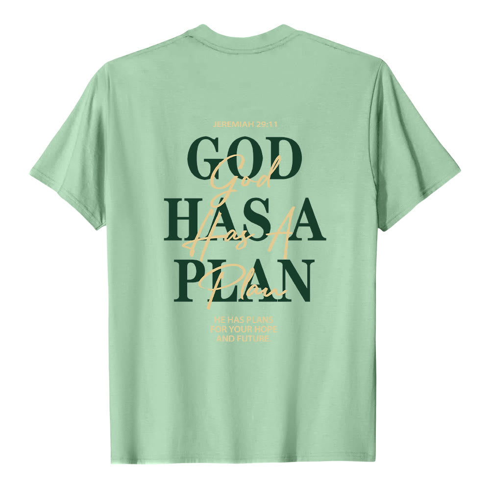 Christianartworkshop Camiseta clásica con estampado de letras a doble cara "Dios tiene un plan" - image 4