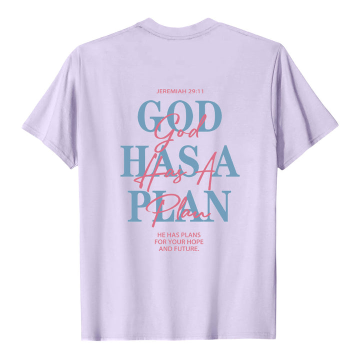Christianartworkshop Camiseta clásica con estampado de letras a doble cara "Dios tiene un plan" - image 25