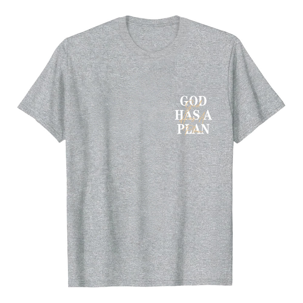 Christianartworkshop Camiseta clásica con estampado de letras a doble cara "Dios tiene un plan" - image 14