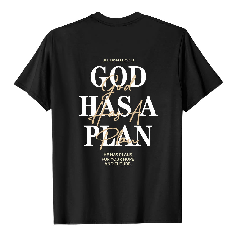 Christianartworkshop Camiseta clásica con estampado de letras a doble cara "Dios tiene un plan" - image 19