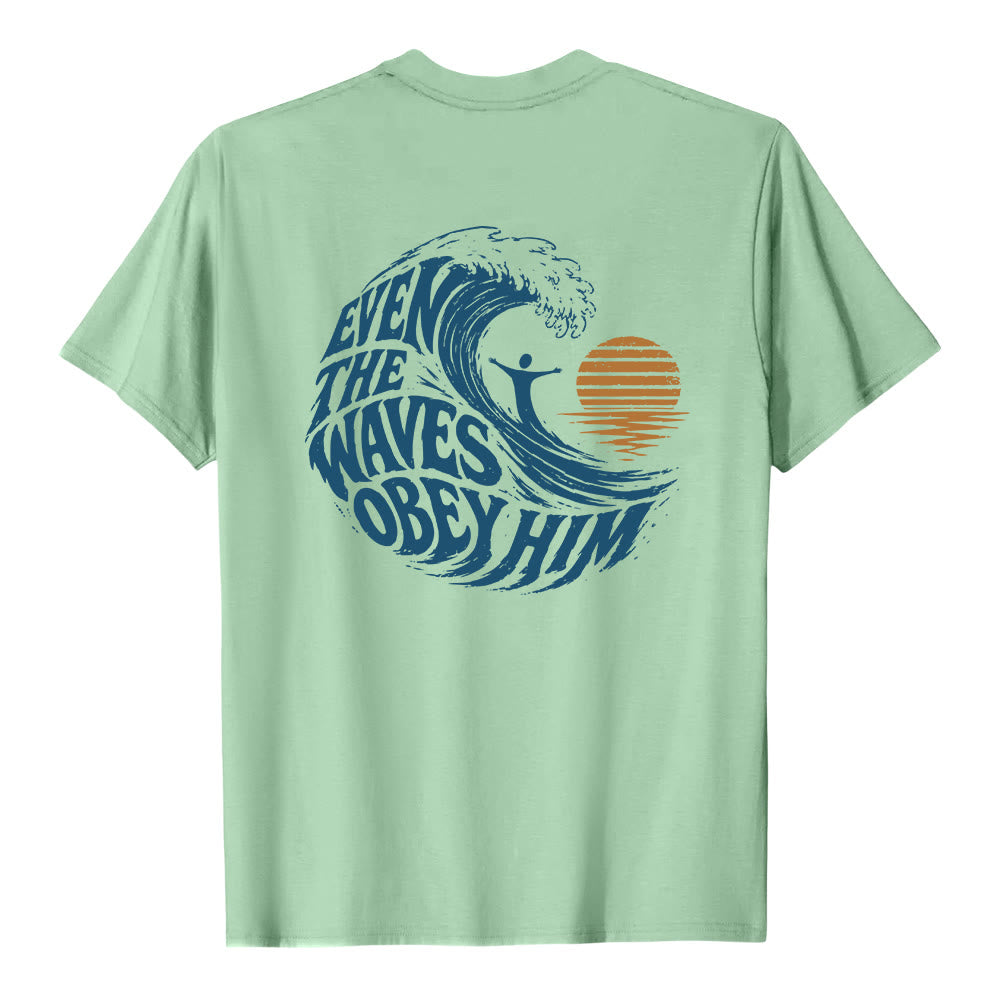 Christianartworkshop Incluso las olas le obedecen. Camiseta clásica con estampado de olas a doble cara. - image 25