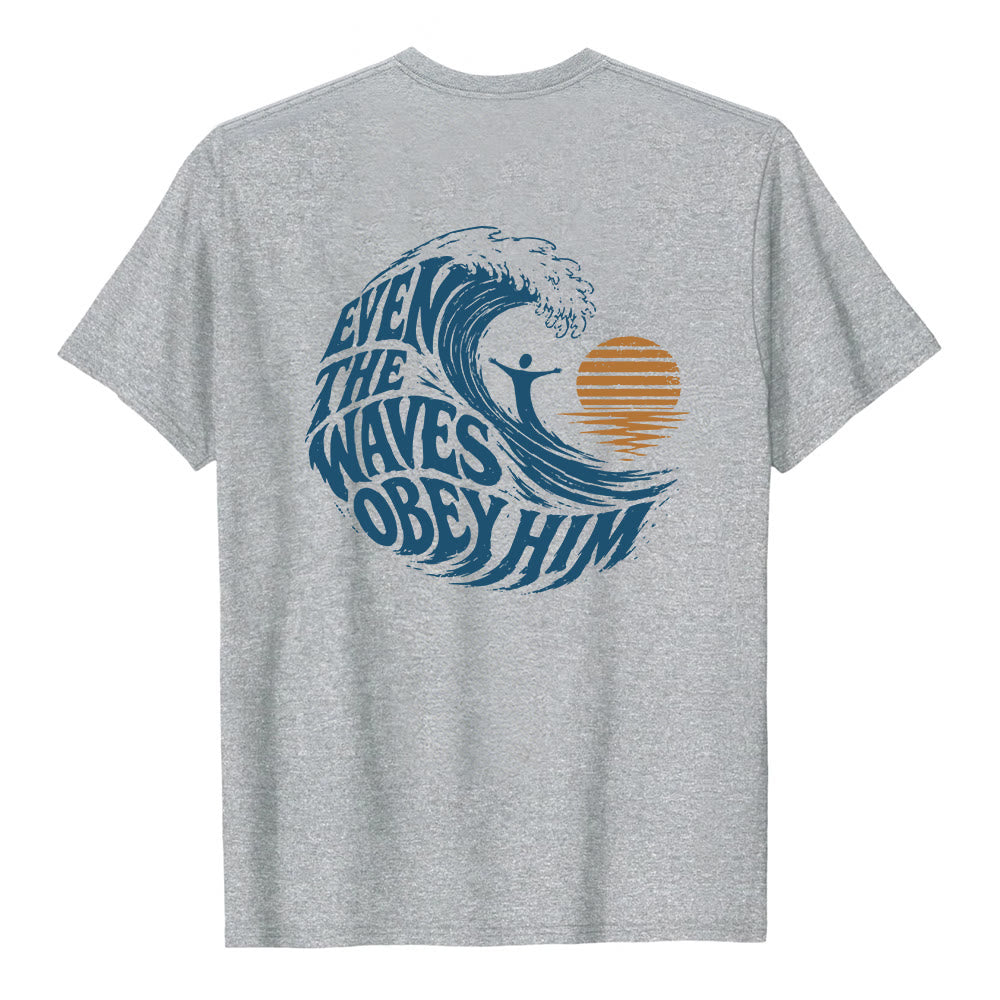 Christianartworkshop Incluso las olas le obedecen. Camiseta clásica con estampado de olas a doble cara. - image 1