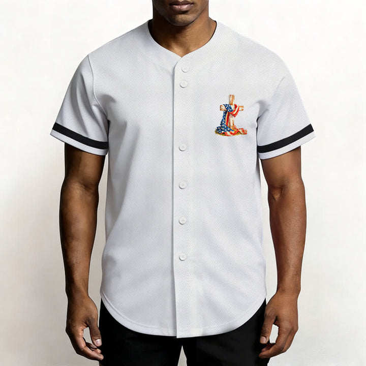 Christianartworkshop Camiseta de béisbol con botones y logo de la bandera de EE. UU. con cruz envuelta en el bolsillo delantero y la frase "America Needs Jesus" (Estados Unidos necesita a Jesús). - image 11